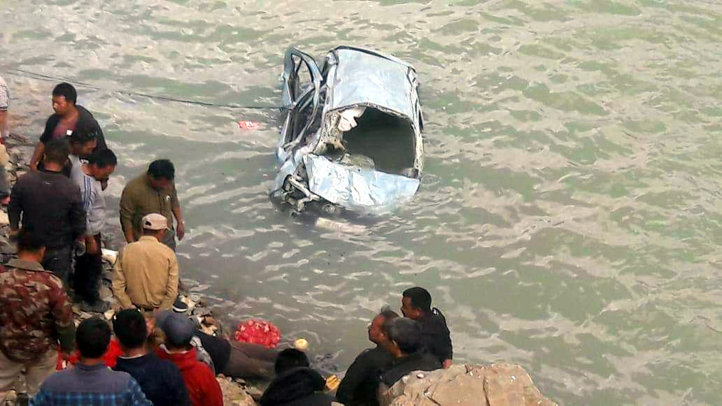 big accident rohru car falls in pabbar river husband wife died daughter missing police searching 23