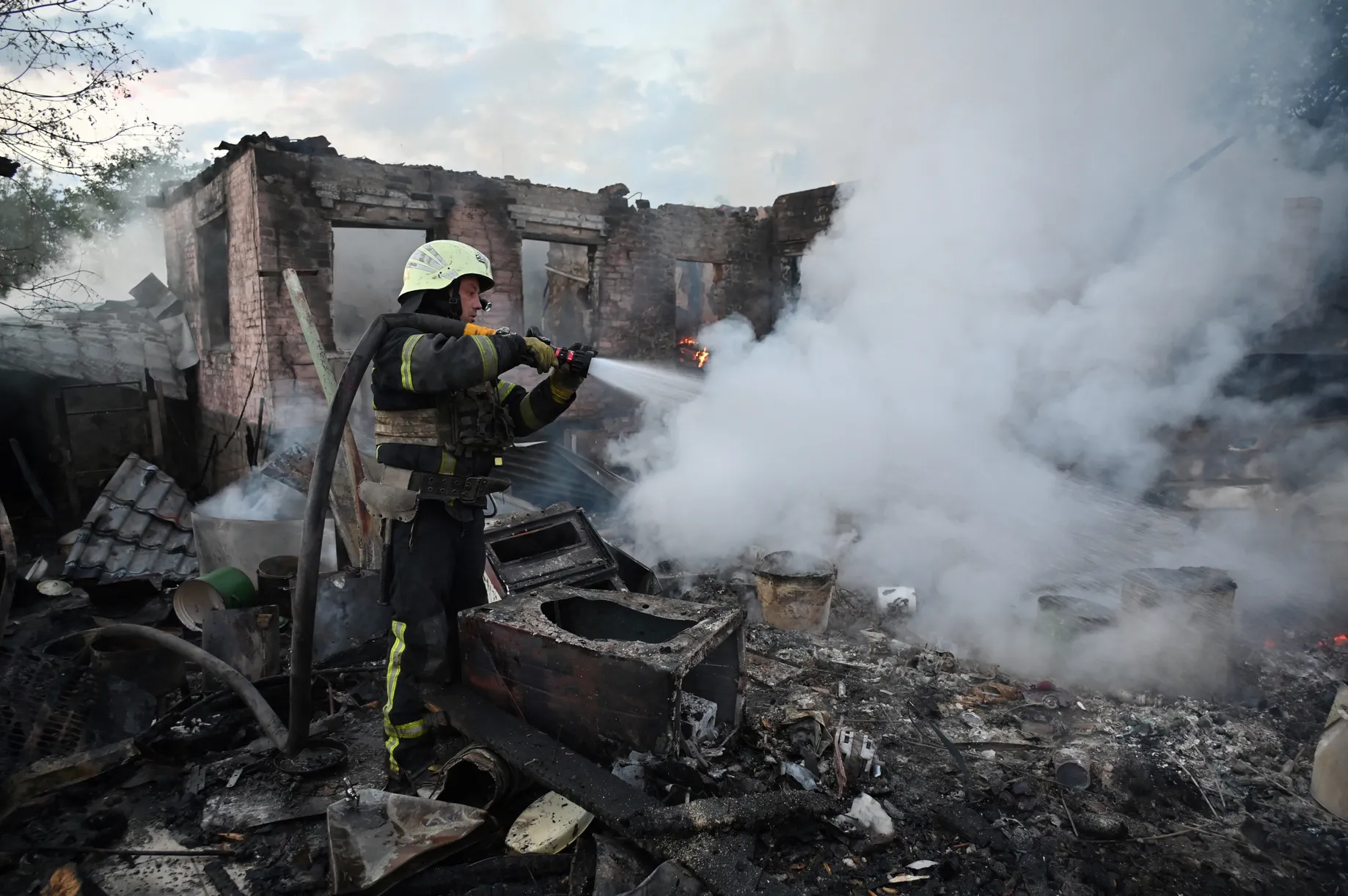 russia massive air attack on supermarket in donetsk in ukraine