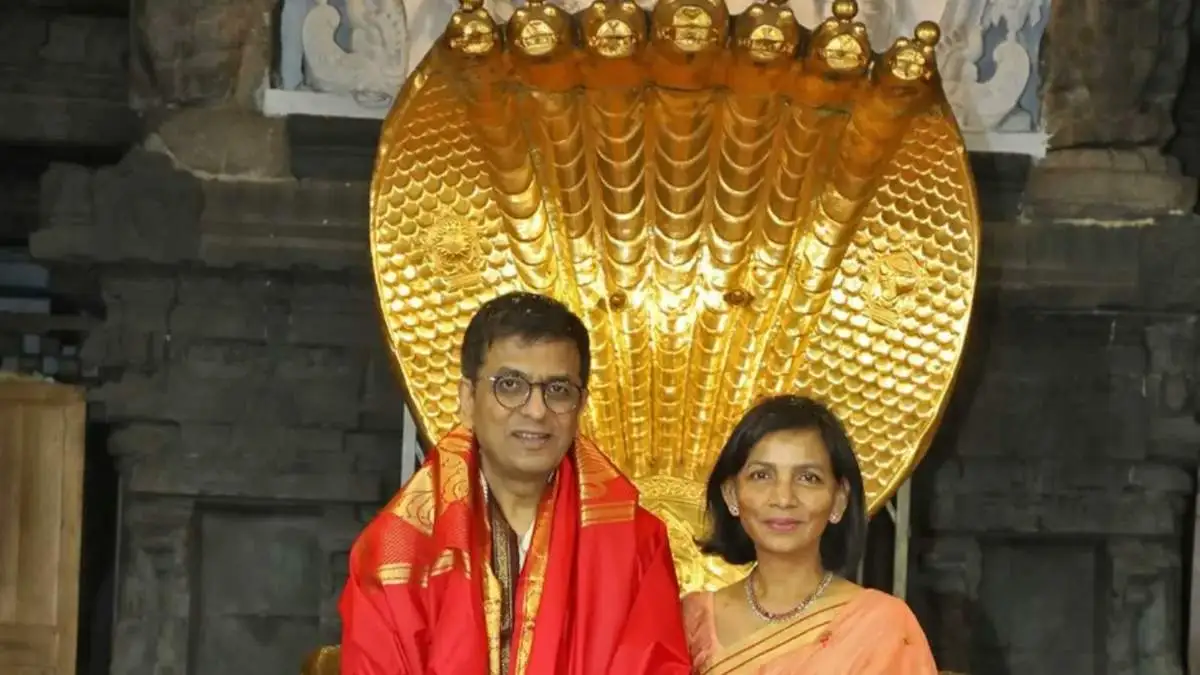 cji dy chandrachud at tirupati balaji temple took prasadam amid laddu row1