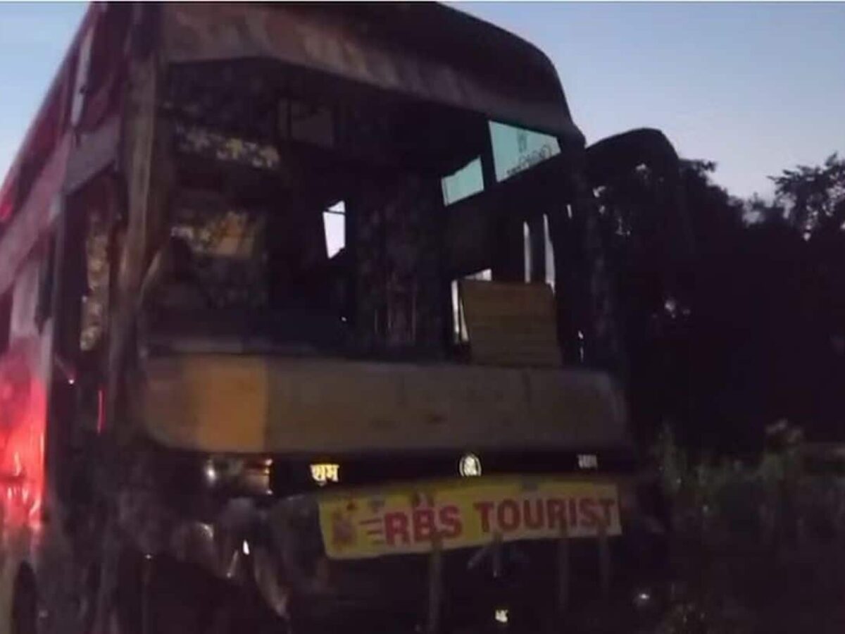 high speed bus collided with a divider on the expressway in kannauj1