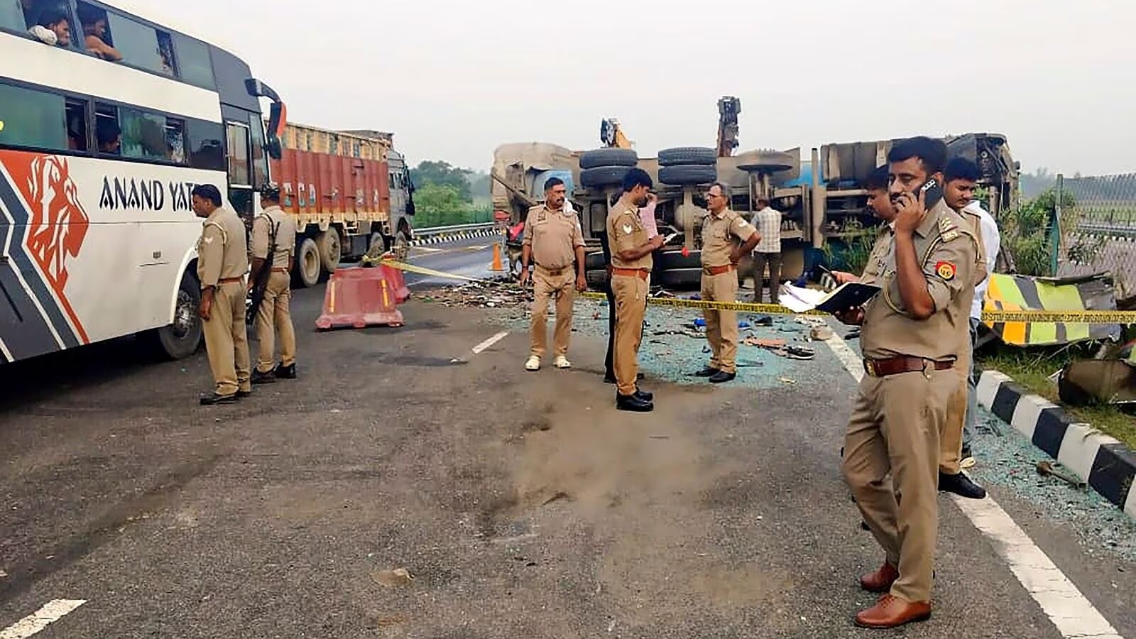 high speed bus collided with a divider on the expressway in kannauj2