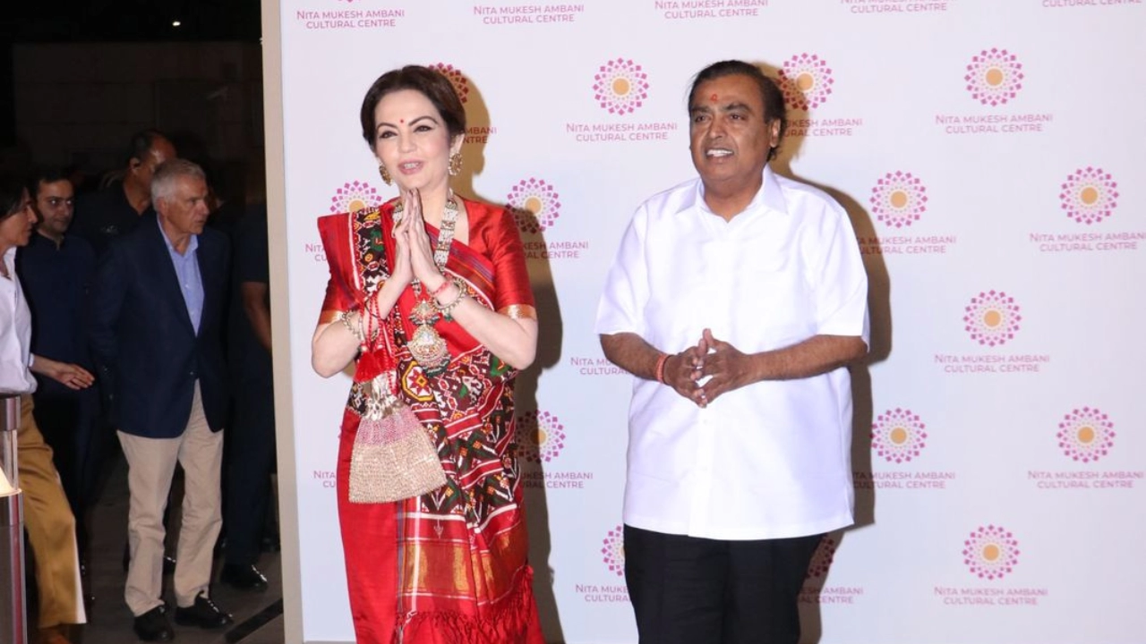 nmacc founder and chairperson nita ambani wear patola saree with radha krishna hand painted blouse1