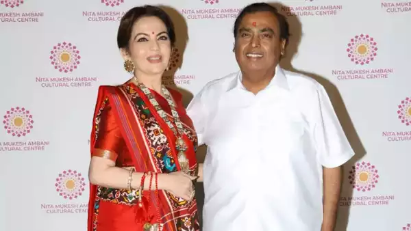 nmacc founder and chairperson nita ambani wear patola saree with radha krishna hand painted blouse2