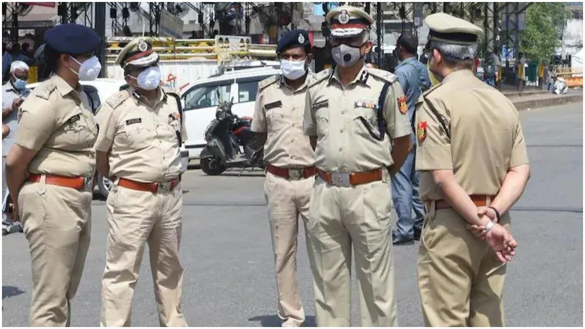 policeman attacked with knife ganesh immersion procession in gujarat1