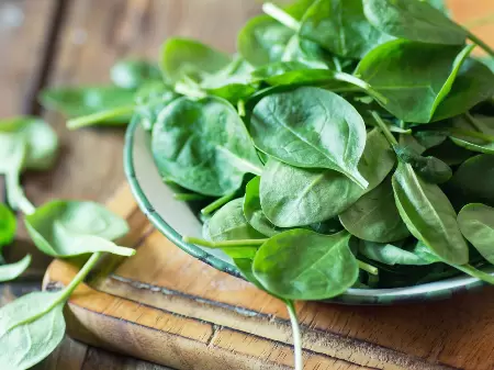 spinach in a bowl 63e1e7ffee3dd