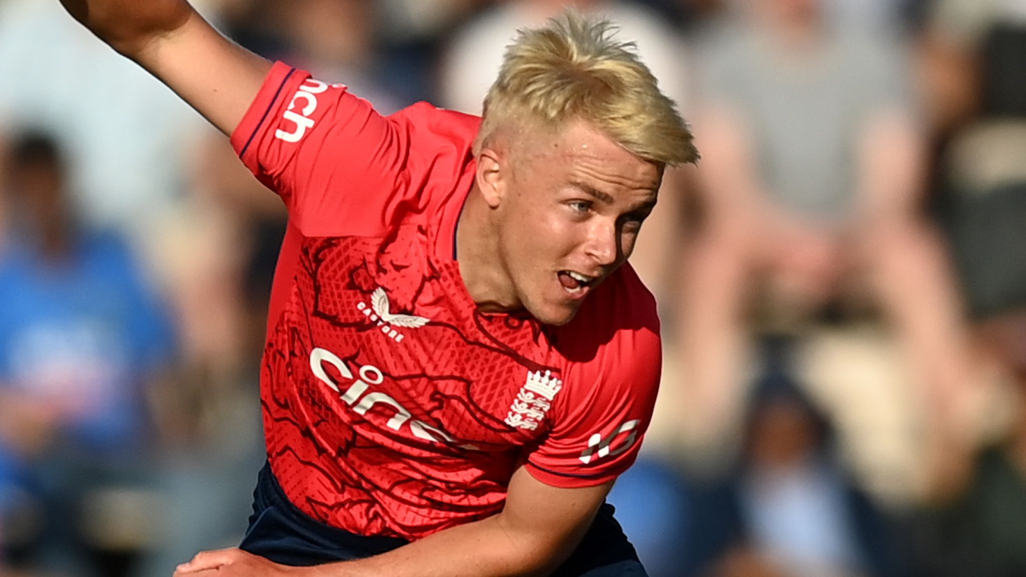 travis head smashes 30 runs off a sam curran over and slams fifty in 19 ball2