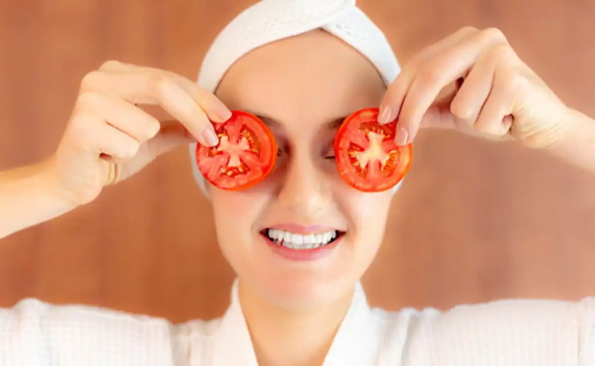 try these diy tomato face packs for glowing skin 3s