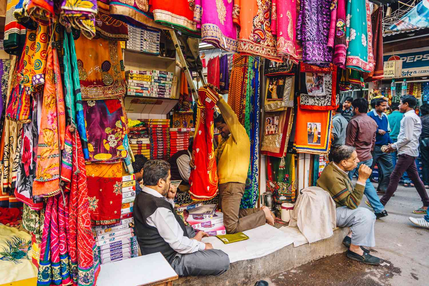 weekend bazar at sadar in delhi for shopping1