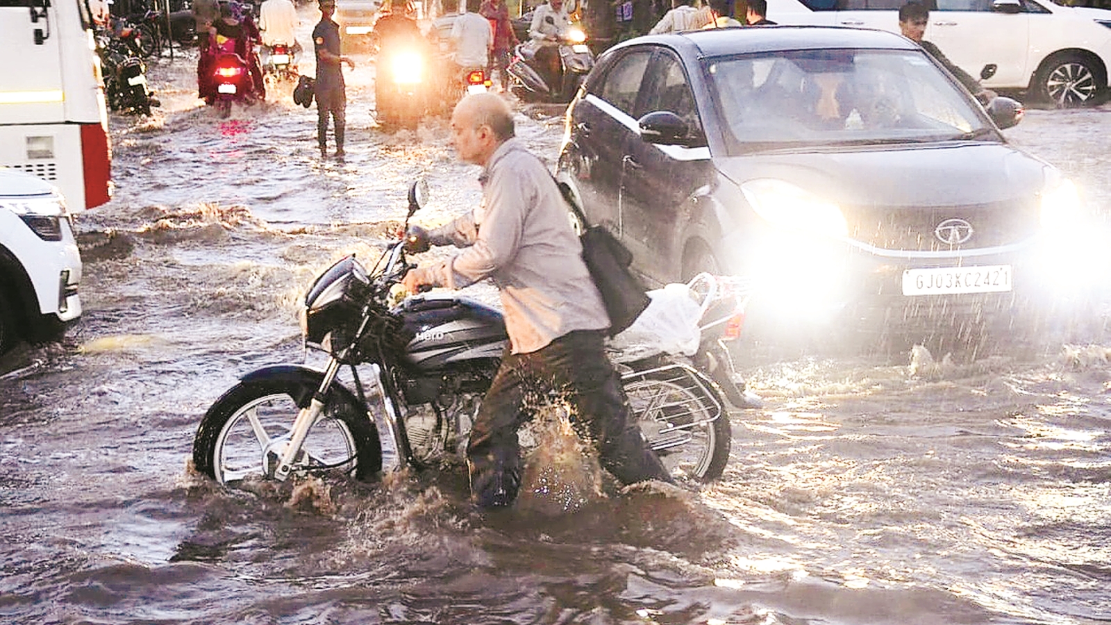 વાવાઝોડાનો ખતરો ટળ્યો1