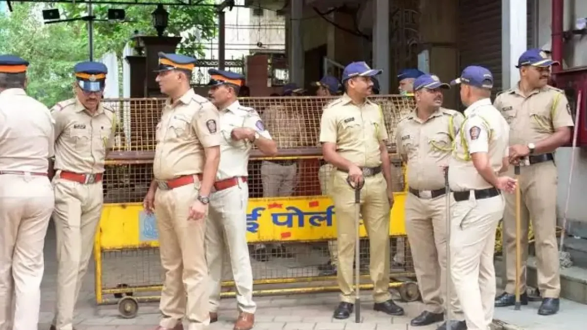 baba siddique murder case police security guard constable shyam sonawane suspended 324