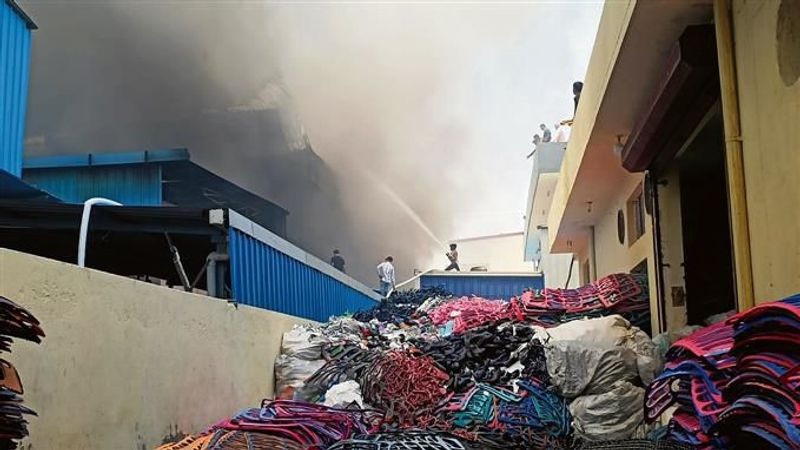 bahadurgarh factory fire delhi haryana border latest news update 3 factories damage1