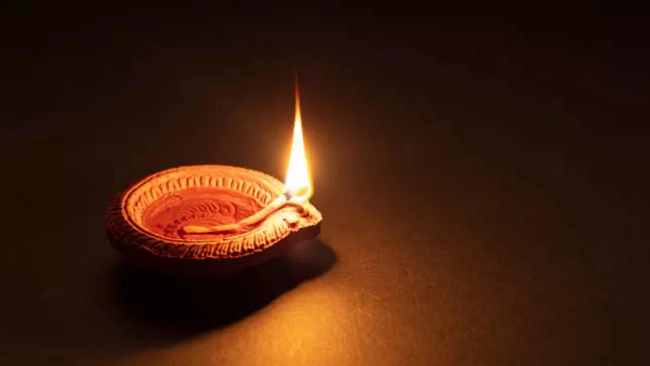 diwali 2024 special kajal benefits made from diya at deepawali night know religious and scientific reason2