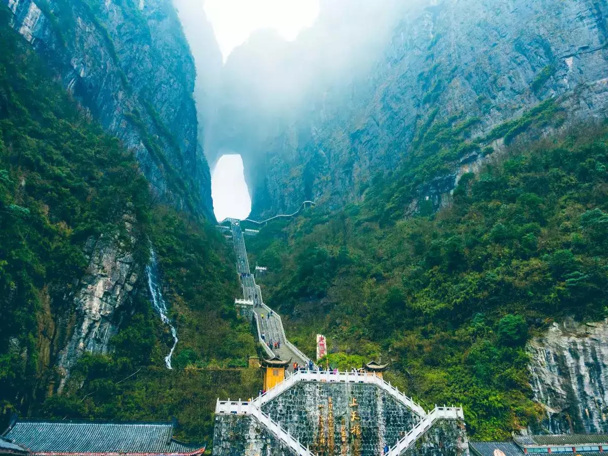 do you know where is gate of heaven on earth situated at height of 5000 feet above ground tianmen mountain china1