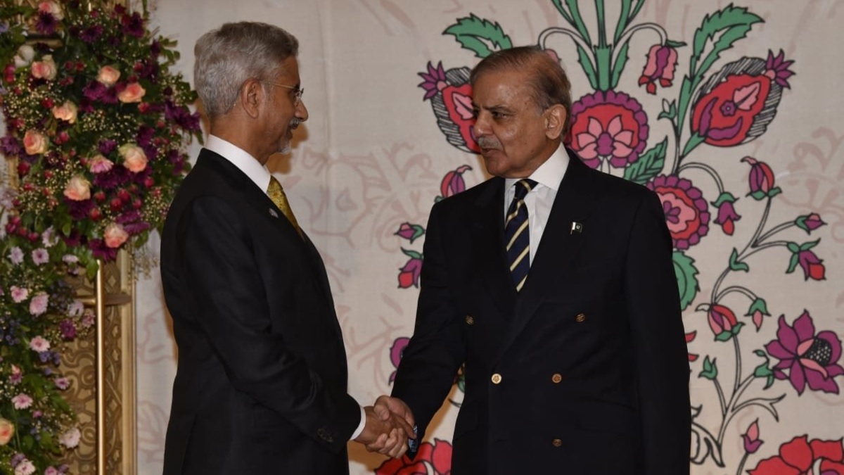 eam dr s jaishankar and pakistan pm shehbaz sharif shake hands2