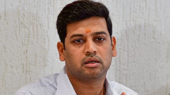 maharashtra cm eknath shinde son shrikant shinde alleged to break ujjain mahakal temple rules1