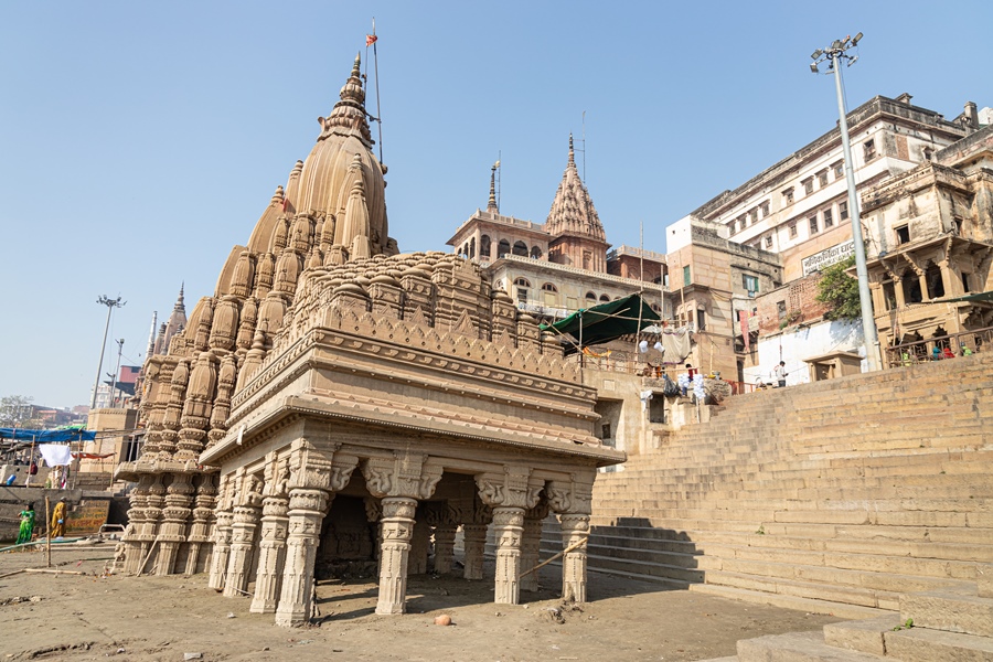 ratneswar temple of varanasi is tilted more than leaning tower of pisa1