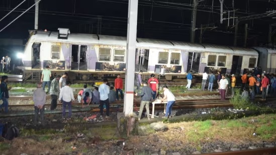 suburban train derails at mumbai s kalyan1