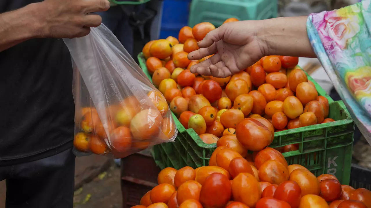 tomatoes price hike delhi tomatoes new price sabji mandi1