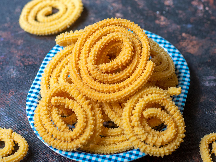 traditional diwali dishes gulab jamun chakli sweets diwali 2024 mein3