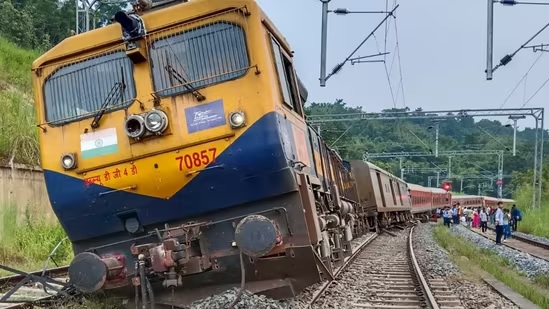 train accident lokmanya tilak express derailed in assam1