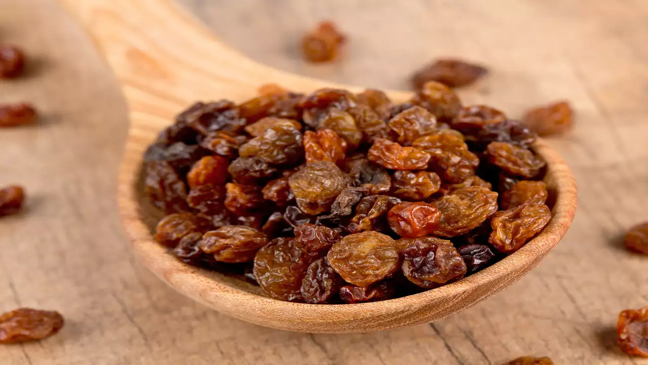 are you eating fake raisins how to identify the real raisins1