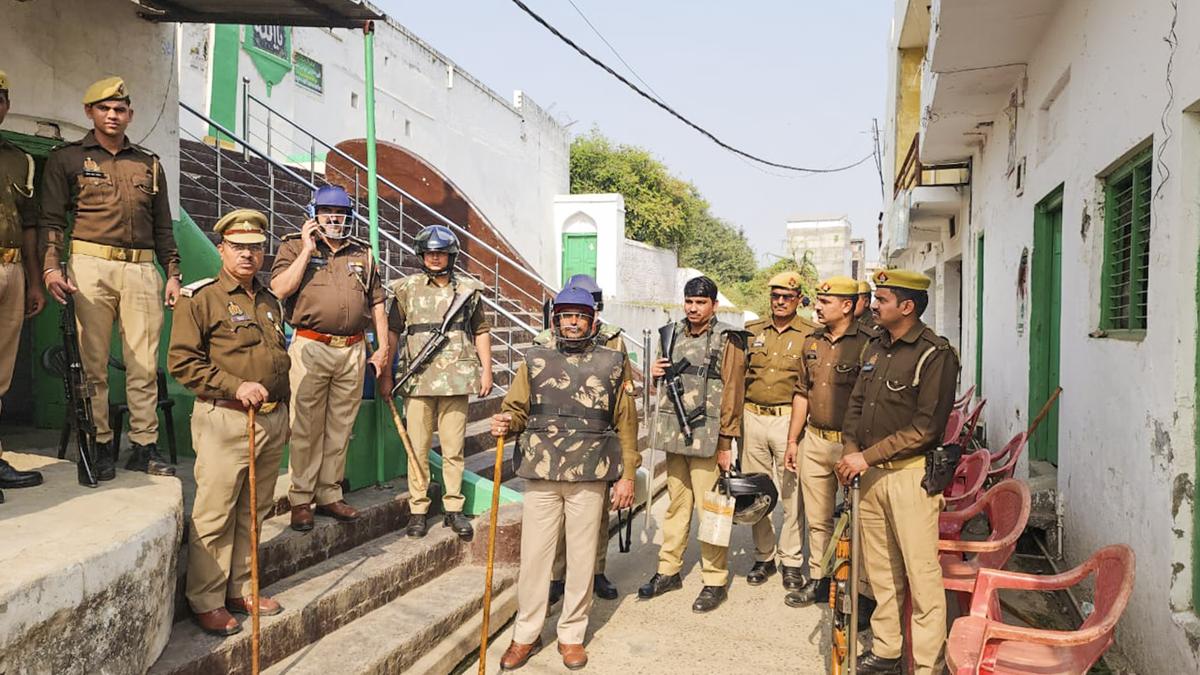 crowd pelted stone survey team jama masjid in sambhal police lathicharged2