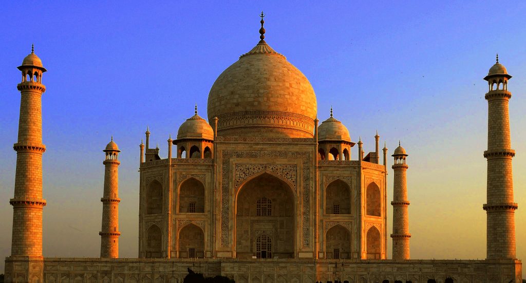 does the color of taj mahal change during sunrise and sunset know what is the truth