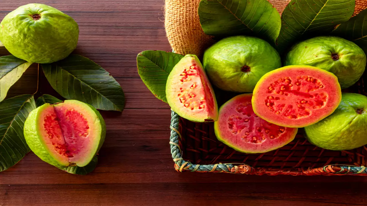 kitchen tips know how to buy soft and sweet guava buying tips amrood2