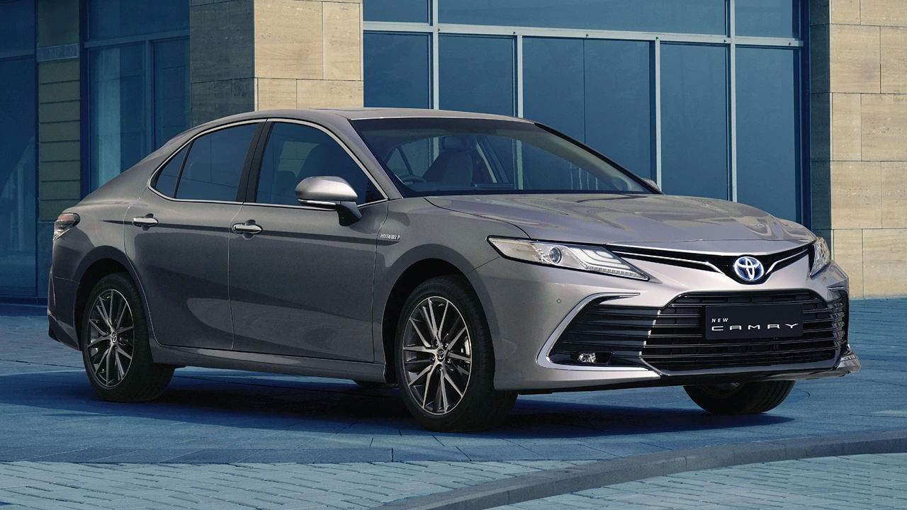 new toyota camry hybrid launching date 11 december facelift version specifications powertrain