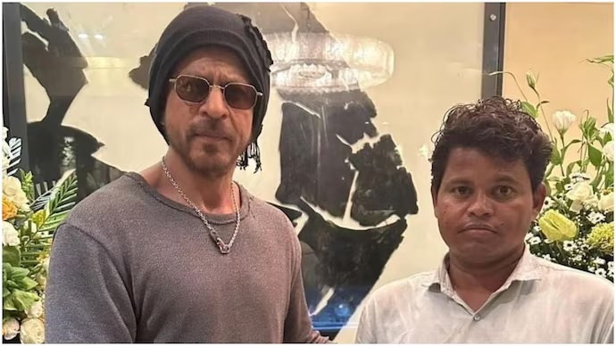 shah rukh khan super fan reveals srk gave him money and petrol expense jharkhand man waited 95 days outside mannat1