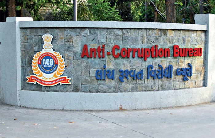 acb gujarat caught red handed government lawyer taking bribe corruption