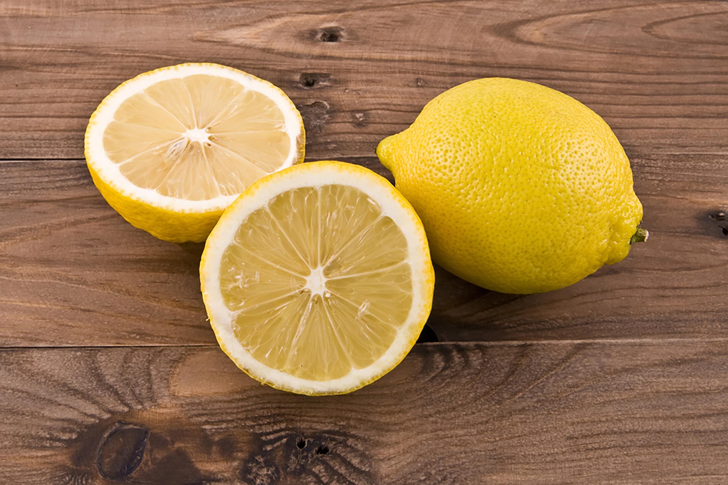 benefits of putting a slice of lemon next to your bed every night1