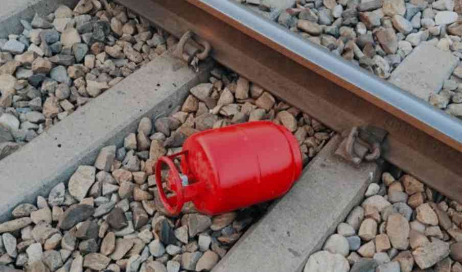 loco pilot of secunderabad pune express spotted a fully loaded 4kg lpg bottle applied emergency brakes 1