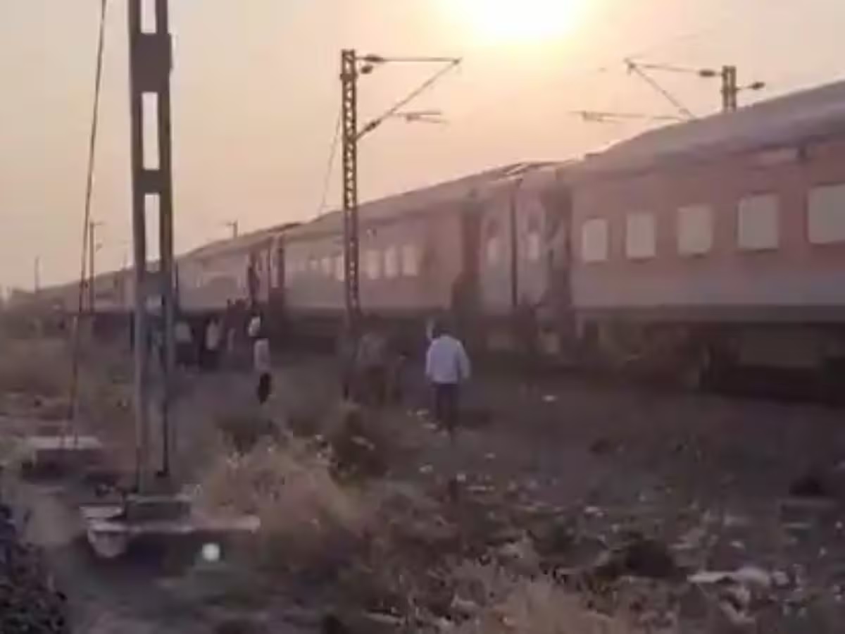 jalgaon train accident maharashtra paranda railway station train chain pulling pushpak express karnataka