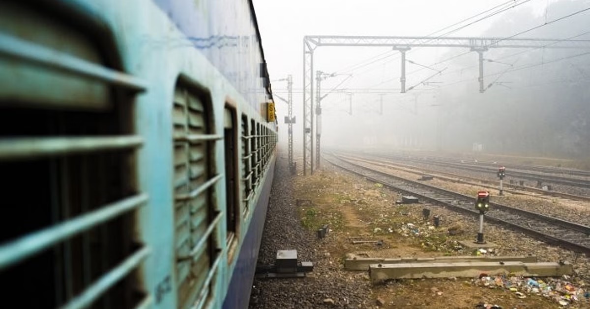 stones pelting at tapti ganga express train jalgaon railway station going to prayagraj mahakumbh1