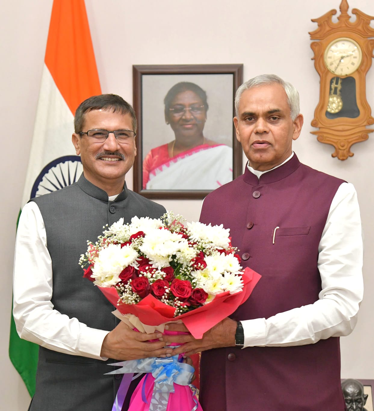 Acharya Devvratji warmly welcomed Chief Secretary Pankaj Joshi and conveyed his best wishes.1