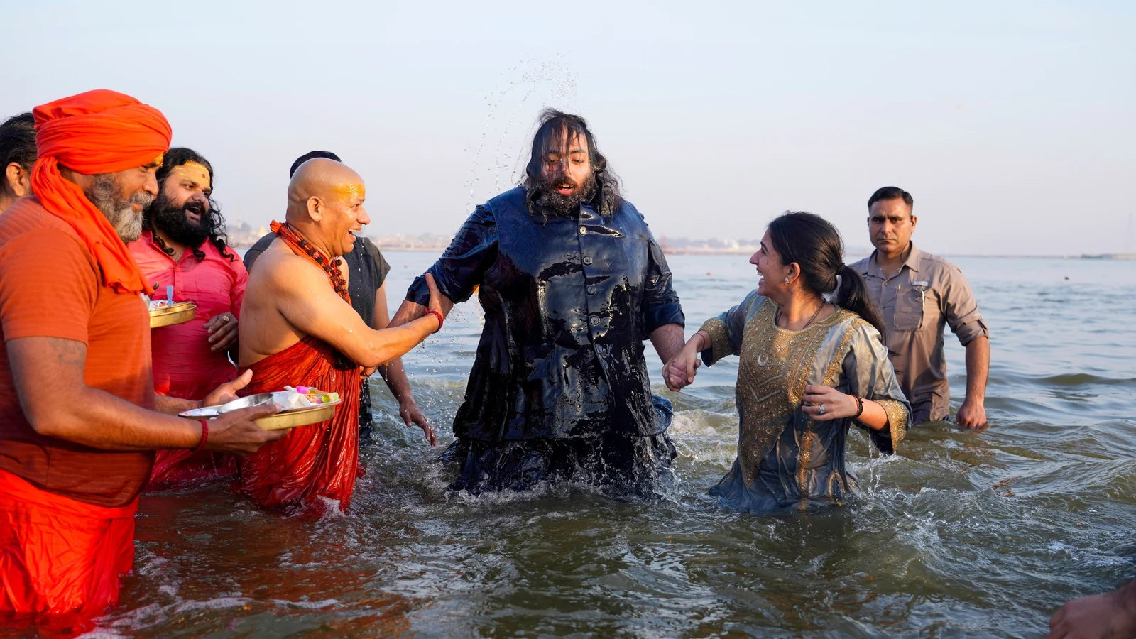 mukesh ambani reached mahakumbh with his entire family and took holy dip in triveni sangam in prayagraj1