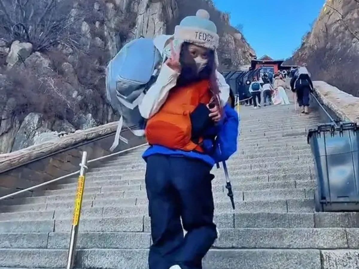 chinese man carry women on shoulder to tourist destination earn 36 lakh rupees climbing companionewr