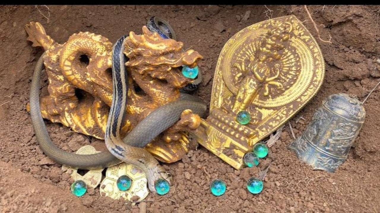 snakes guard treasure and protect money know how do they live for so many days erw