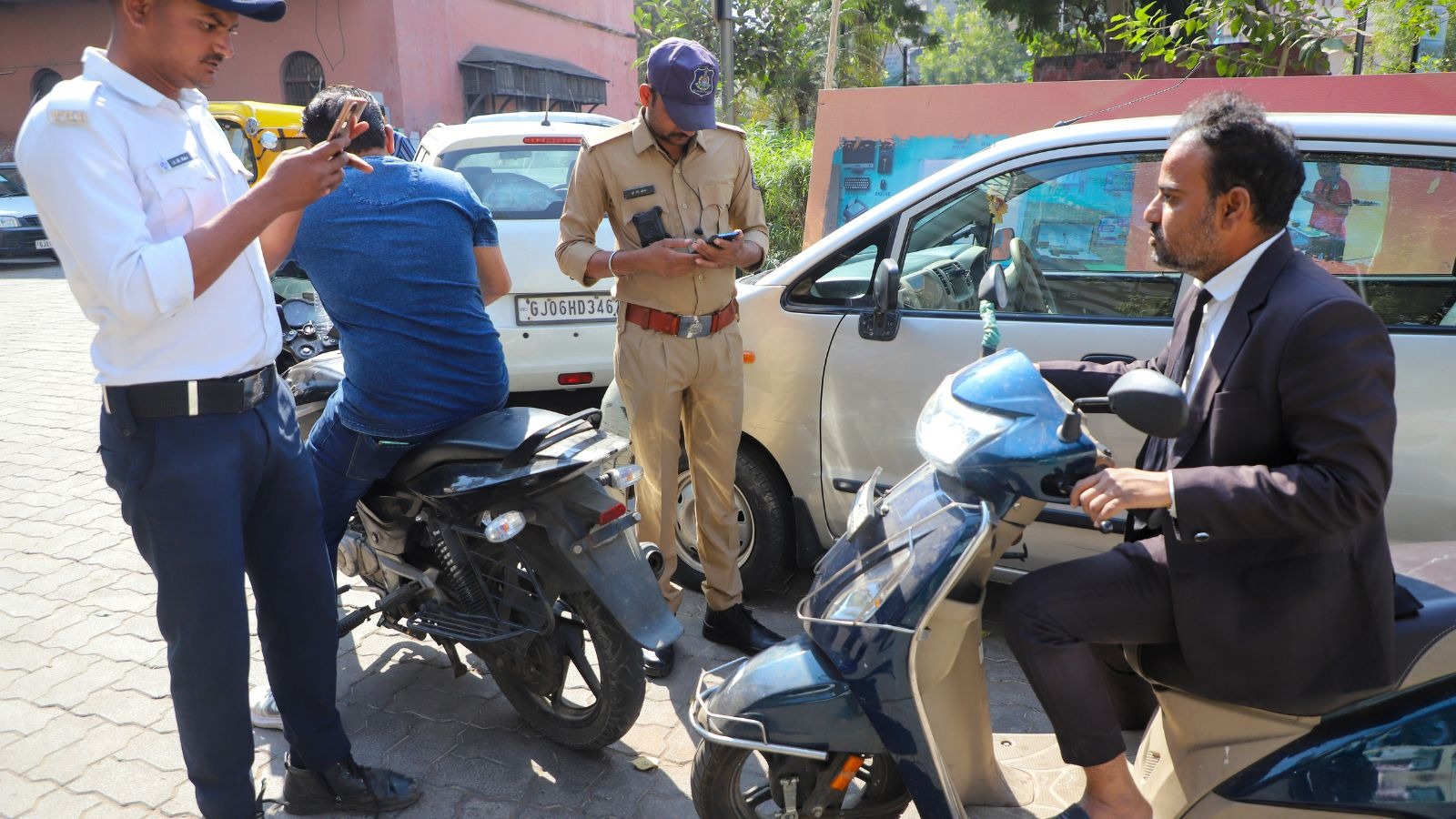 vadodara city 450 government employees fined for not wearing helmets 5000 challans issued in 15 daysewrw