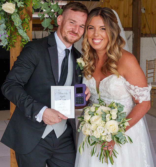 બ્રિટિશ કપલનો અનોખો લગ્ન આઈડિયા: ગિફ્ટના બદલે QR કોડથી હનીમૂન ફંડ એકત્ર કર્યો British couples unique wedding idea Instead of gifts they raised honeymoon funds with QR codes