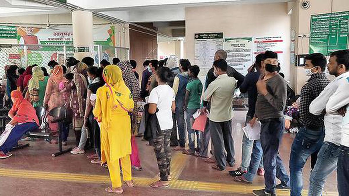 લાઠી શહેરમાં રોગચાળો ફાટી નીકળ્યો, OPD 200થી વધી 350, હોસ્પિટલમાં દર્દીઓનો ધસારો Epidemic breaks out in Lathi city OPD increases from 200 to 350 rush of patients in hospital