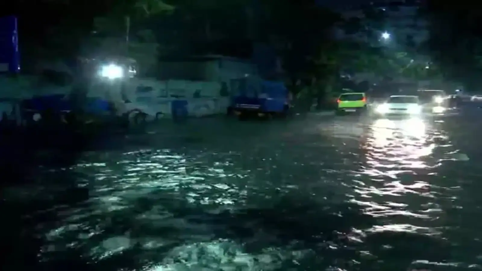 અમદાવાદમાં ધોધમાર વરસાદ, રિવરફ્રન્ટ પર પાણી ભરાયા; 24 સુધીની આગાહી, ગરબા આયોજકો ચિંતામાં Heavy rain in Ahmedabad waterlogging on riverfront forecast till 24 Garba organizers worried