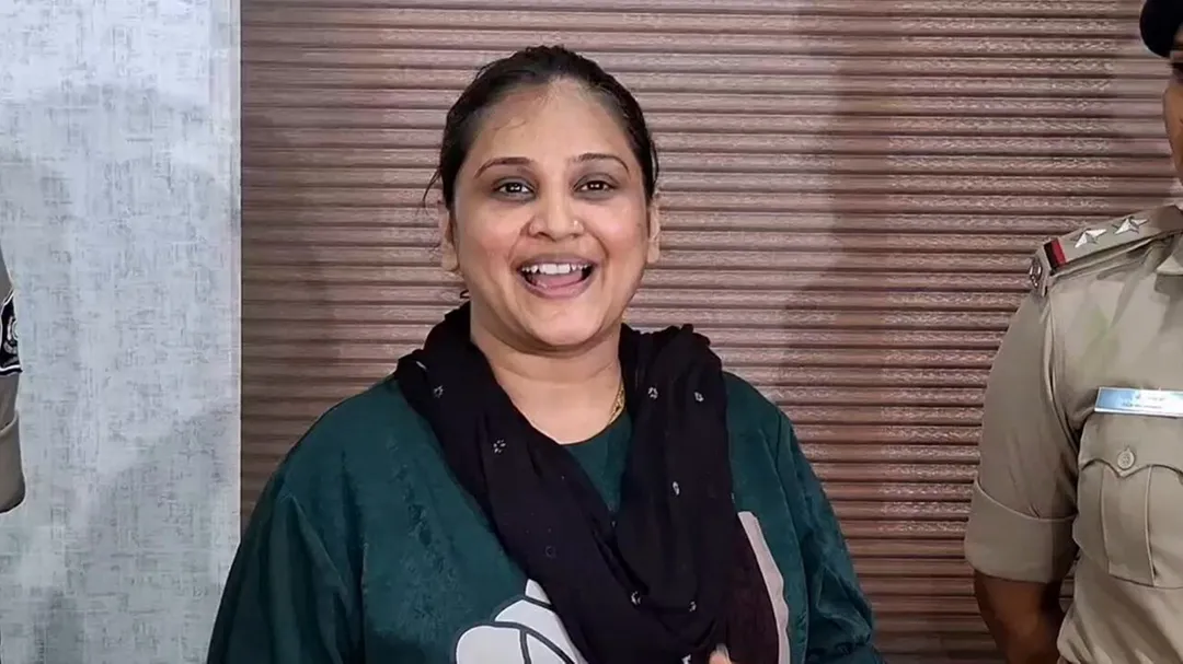 ૯૩ દિવસ બાદ જેલમાંથી બહાર આવી કીર્તિ પટેલ, નવા લુકથી ફોલોઅર્સને આપી સરપ્રાઇઝ Kirti Patel comes out of jail after 93 days surprises followers with new look