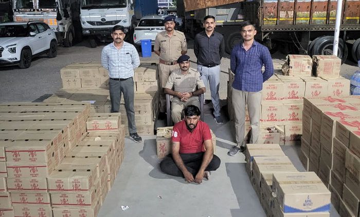 બોટાદમાં દારૂની મોટી હેરાફેરી પકડાઈ, ૧૪૯૦૪ વિદેશી દારૂની બોટલો સાથે ટ્રક ઝડપી Major liquor smuggling busted in Botad truck seized with 14904 bottles of foreign liquor