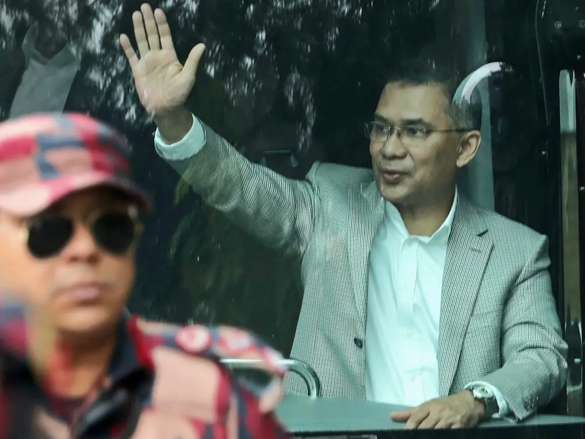 ઢાકામાં રાજકીય ઉથલપાથલ: 17 વર્ષ બાદ તારિક રહેમાનની વાપસી, બાંગ્લાદેશની રાજનીતિમાં વળાંક Political upheaval in Dhaka Tariq Rahmans return after 17 years a turning point in Bangladeshi politics