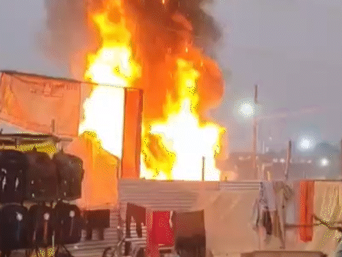 પ્રયાગરાજ માઘ મેળાના સેક્ટર ૫માં ભીષણ આગ, શોર્ટ સર્કિટની શક્યતા, તમામ શ્રદ્ધાળુ સુરક્ષિત Massive fire breaks out in Sector 5 of Prayagraj Magh Mela possibility of short circuit all devotees safe