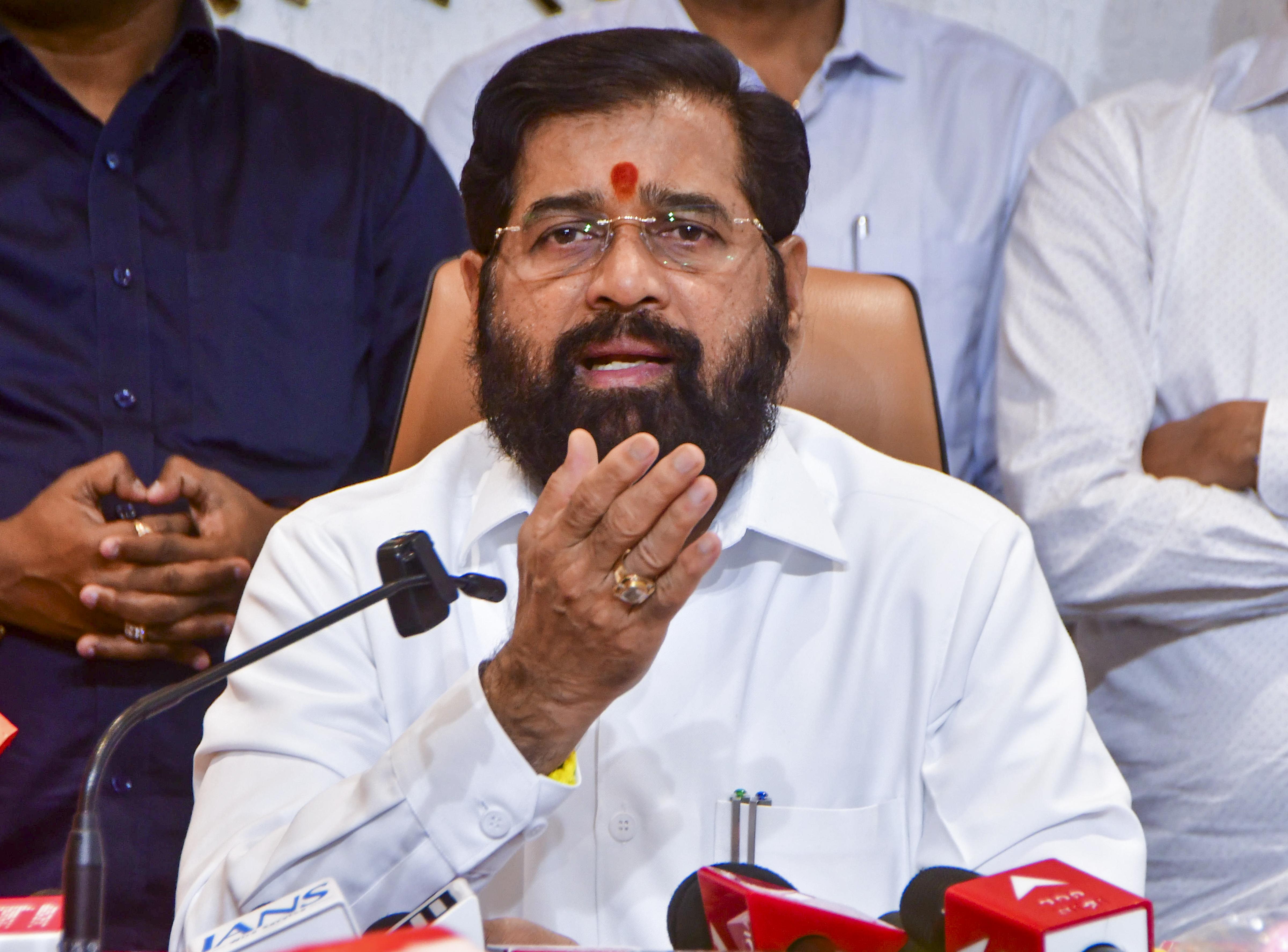 મુંબઈ મેયર માટે ઘમાસાણ: ભાજપ-શિંદેમાં તણાવ, કોર્પોરેટરો હોટલમાં, UBTની એન્ટ્રીથી રાજકારણ ગરમાયું Mumbai Mayor race Tensions between BJP and Shinde corporators in hotels UBTs entry heats up politics