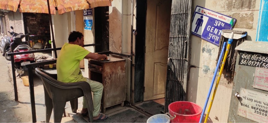 સુરત: પે એન્ડ યુઝ ટોઇલેટ પાસે મજૂરનો જમણવાર, મોંઘવારી-મજબૂરીનું જીવંત ચિત્ર GARVU GUJARAT