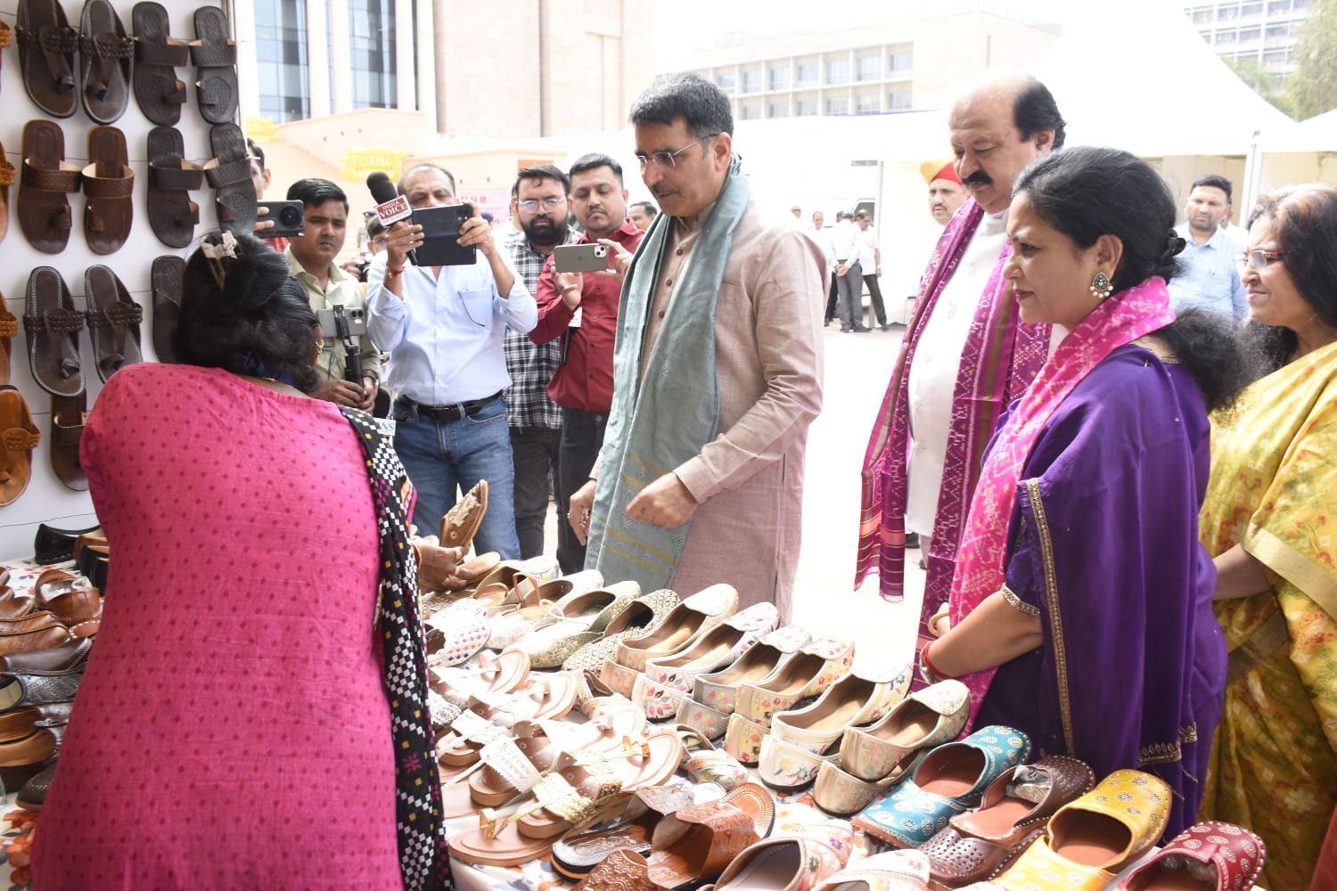 Gujarat Legislative Assemblyમાં ‘મહિલા આર્ટ એન્ડ ક્રાફ્ટ ફેસ્ટિવલ’નો પ્રારંભ 3 garvi gujarat 1 14